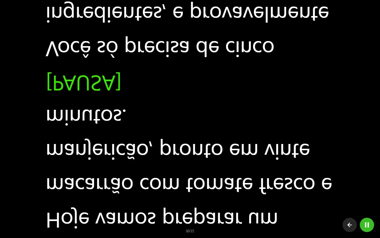 Tela de leitura do Voice Assist com o roteiro de cabeça para baixo pelo espelho vertical, texto branco sobre fundo preto